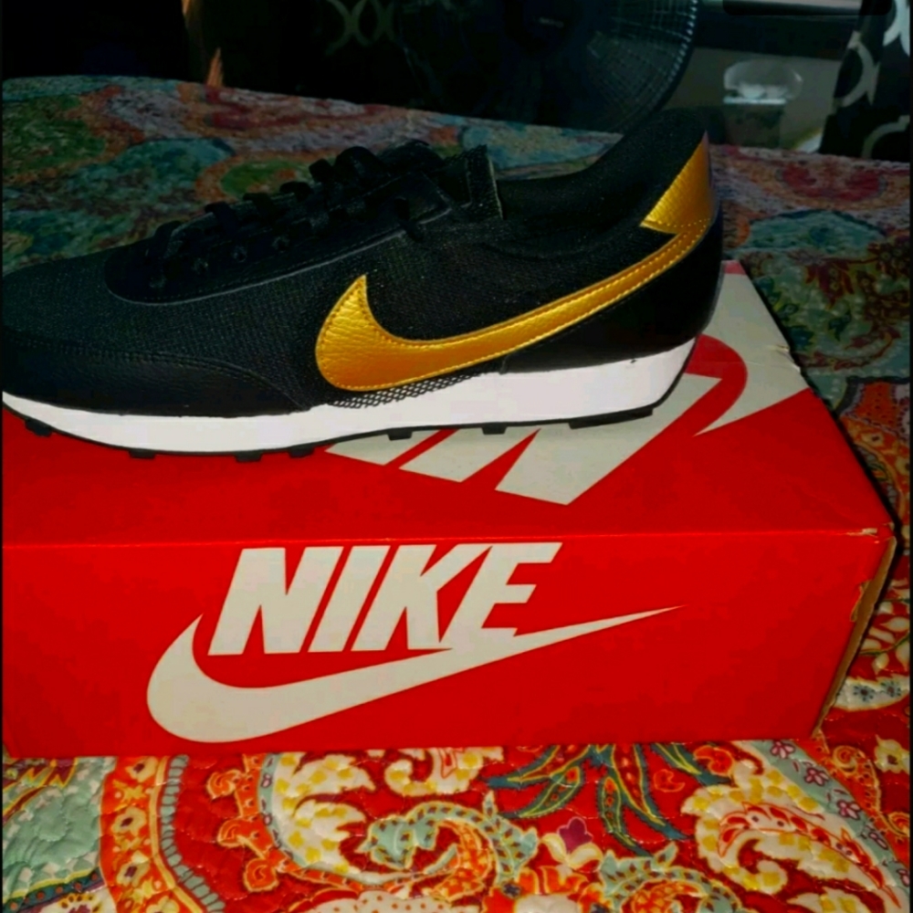 Nike Tennis Shoes black and gold size 9.5